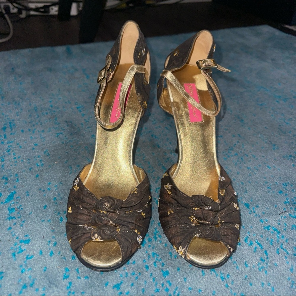 Betsey Johnson Floral Print Black And Gold Peep Toe Sling Back Heels Size 7M